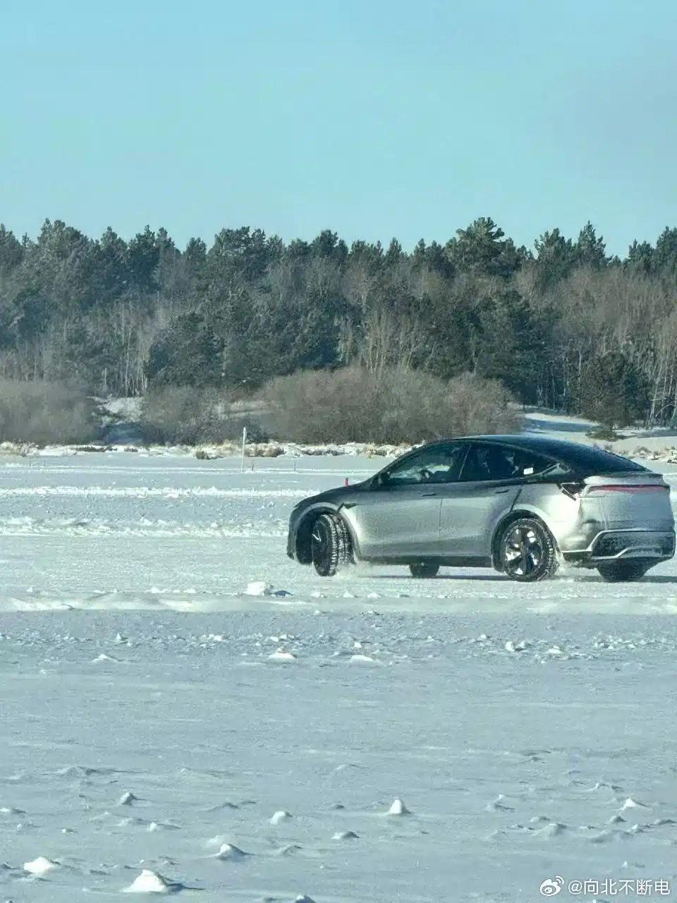 Tesla Model Y Juniper 2025 kémfotó